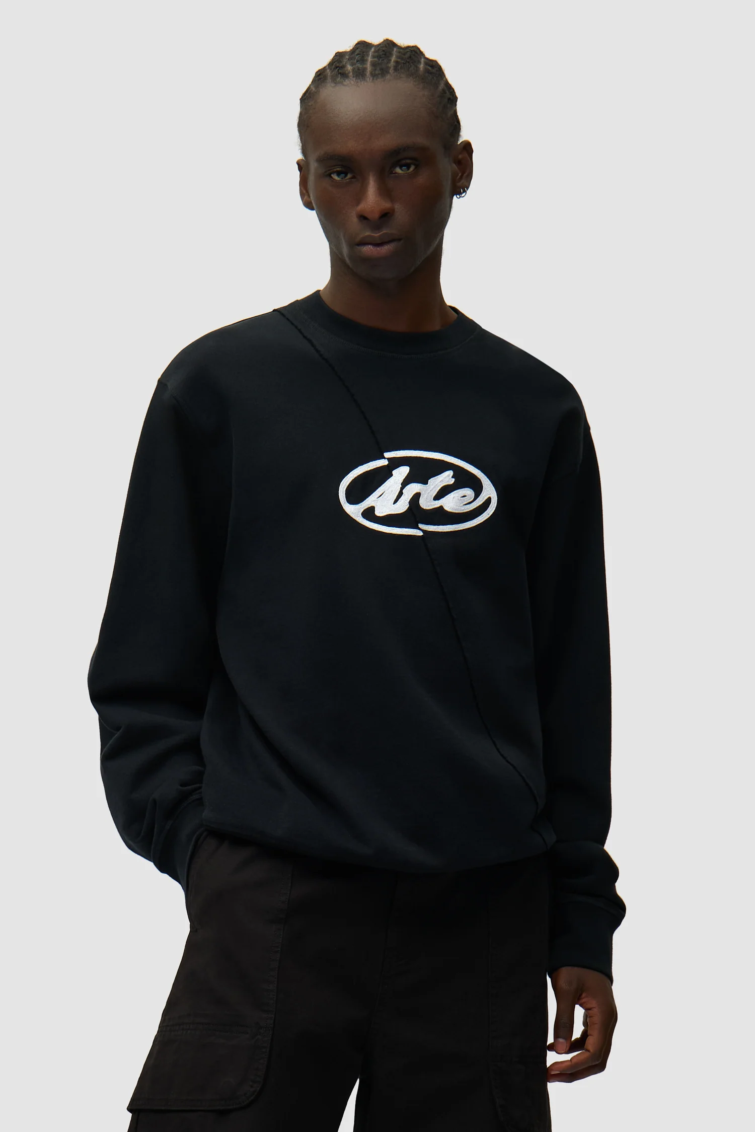 Pull brodé avec logo circulaire – Noir